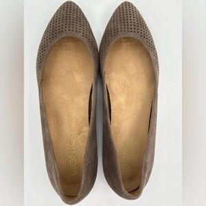 VIONIC POSEY WOMENS SUEDE SLIP ON PERFORATED TAUPE FLATS SIZE US 10.